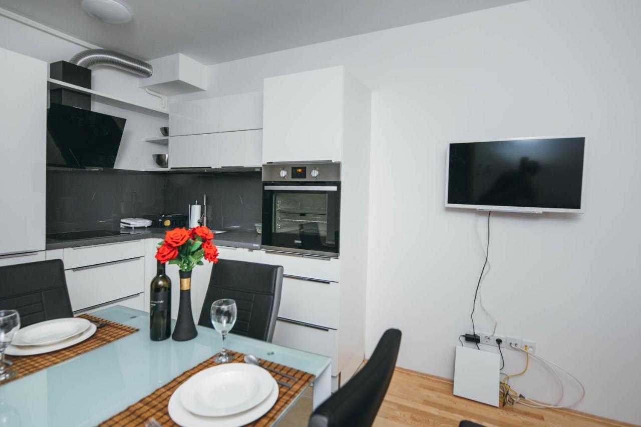 New & Modern Smart Home, Free Parking Apartment *