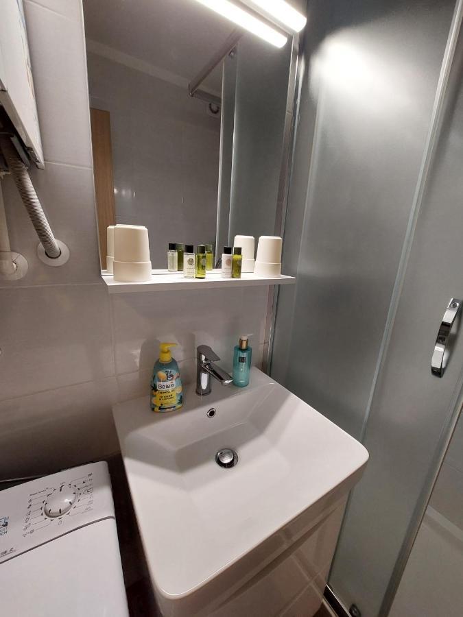 New & Modern Smart Home, Free Parking Apartment